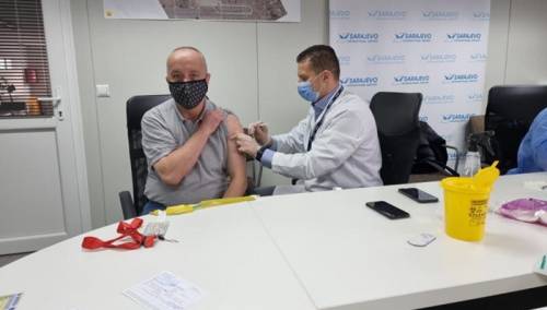 Mobilni tim Ministarstva zdravstva KS vakcinisao zaposlenike aerodroma Sarajevo