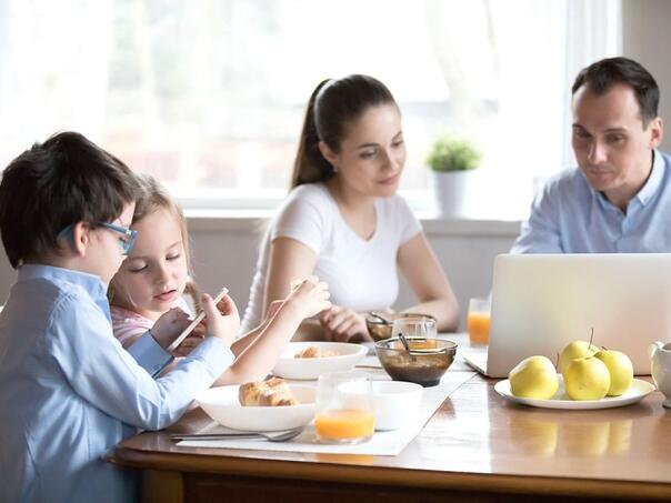 Mobitel za stolom: Greška koju roditelji nesvjesno ponavljaju