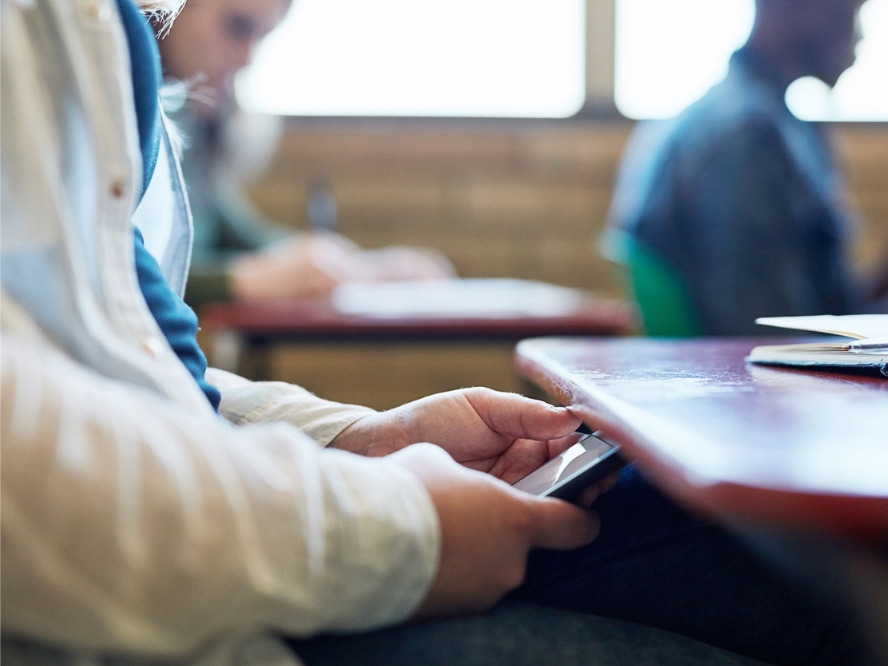 Mobiteli će biti zabranjeni u hrvatskim osnovnim školama