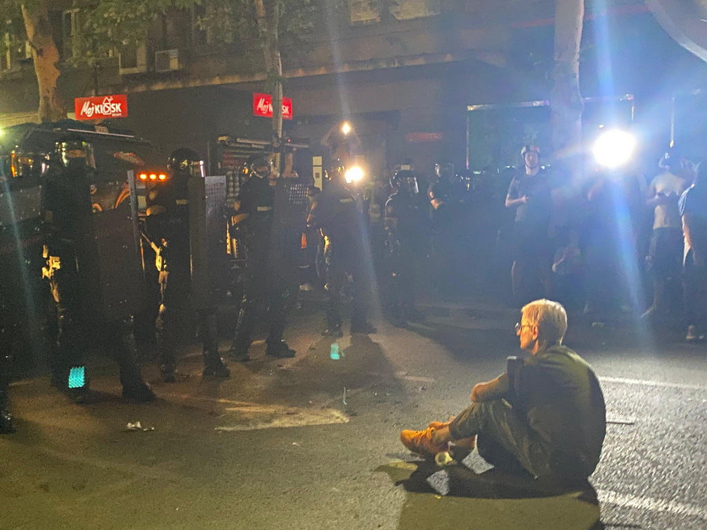 "Moć žene": Potpuno sama sjela pred kordon policije u Beogradu