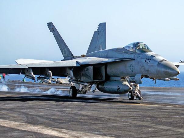Moćna američka letjelica F-18 pala sa nosača aviona