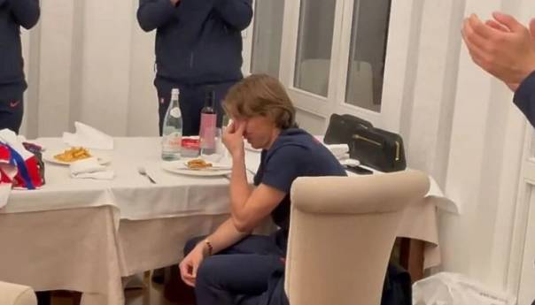 Modrić zaplakao poslije oborenog rekorda, saigrači mu aplaudirali