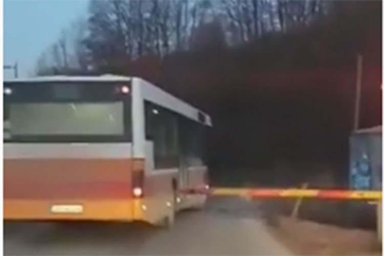 Modriča: Vozač autobusa prešao prugu uprkos spuštenoj rampi i signalizaciji