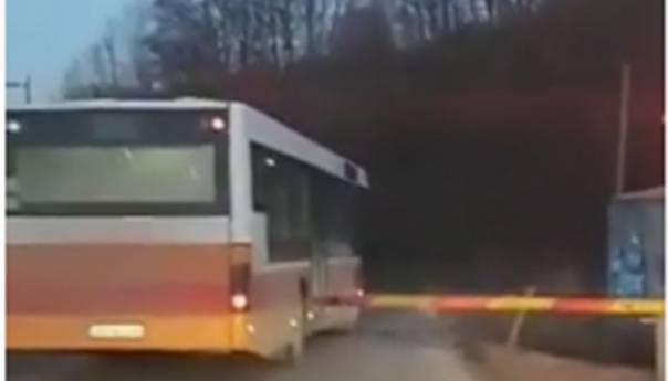 Modriča: Vozač autobusa prešao prugu uprkos spuštenoj rampi i signalizaciji