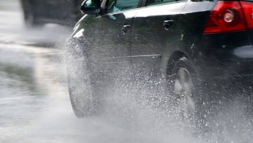 Mokar i klizav kolovoz, smanjena vidljivost u kotlinama i uz rijeke