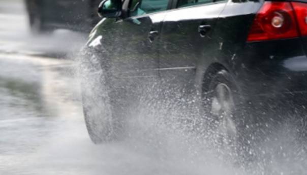 Mokar i klizav kolovoz, smanjena vidljivost u kotlinama i uz rijeke