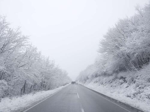 Mokar i mjestimično klizav kolovoz, oprez zbog odrona i magle