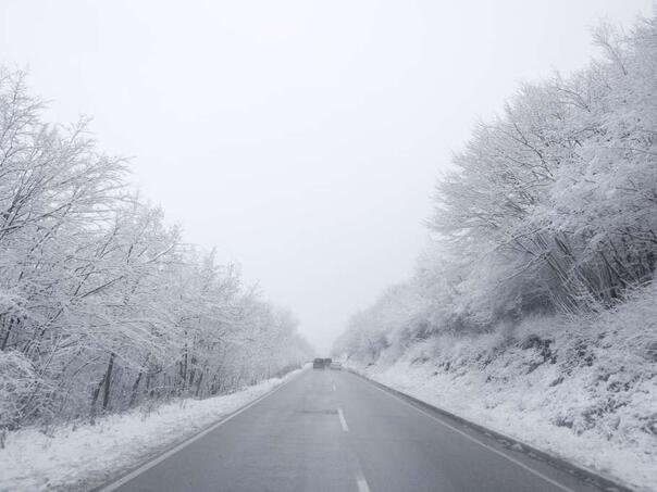 Mokar i mjestimično klizav kolovoz, oprez zbog odrona i magle