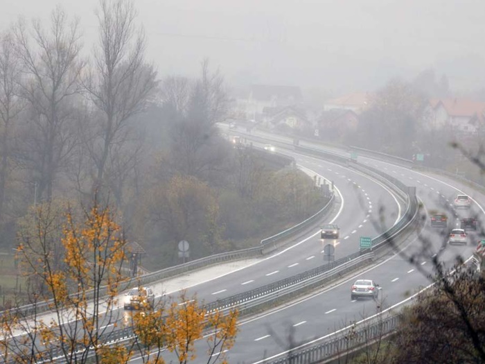 Mokar i mjestimično vlažan kolovoz, oprez zbog magle i jakog vjetra