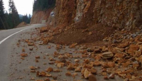 Mokar ili vlažan kolovoz na većini puteva u BiH, opasnost od učestalih odrona