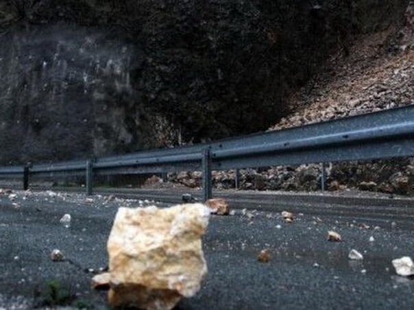 Mokar ili vlažan kolovoz, oprez zbog učestalih odrona i jutarnje magle