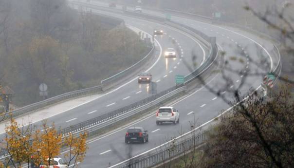 Mokar kolovoz, oprez zbog odrona i jakog vjetra na pojedinim dionicama