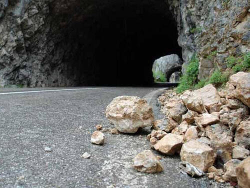Mokar kolovoz, povećana opasnost od odrona na dionicama kroz usjeke