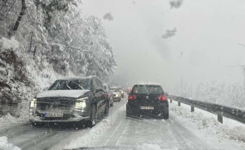 Mokre i klizave ceste jutros: Izdato važno upozorenje za vozače