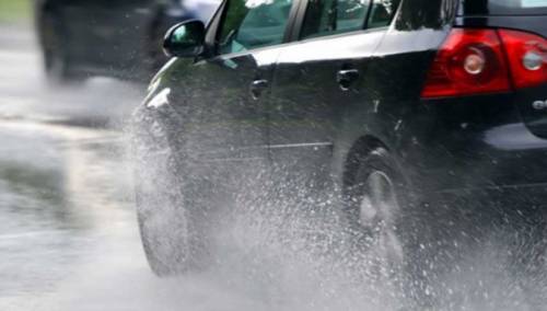 Mokri ili vlažni kolovozi, oprez zbog jakih udara vjetra i odrona