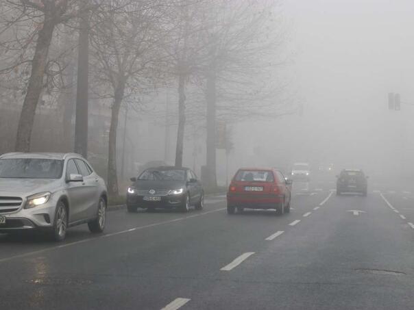 Mokri kolovozi i magla otežavaju saobraćaj