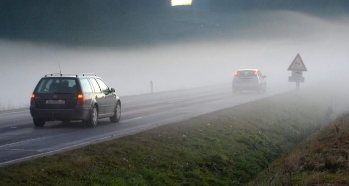 Mokri putevi i mjestimično smanjena vidljivost zbog magle