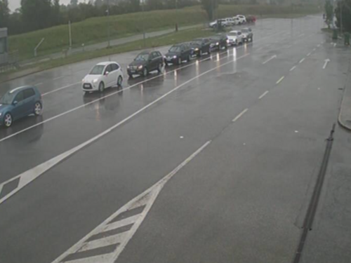 Mokri putevi, mogući bočni udari vjetra, vozači se pozivaju na oprez