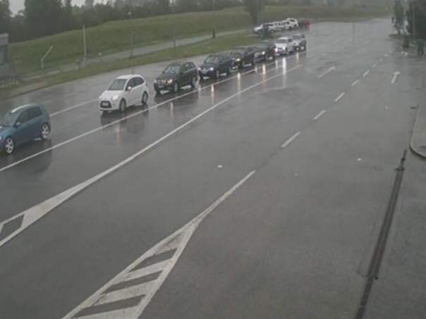 Mokri putevi, mogući bočni udari vjetra, vozači se pozivaju na oprez