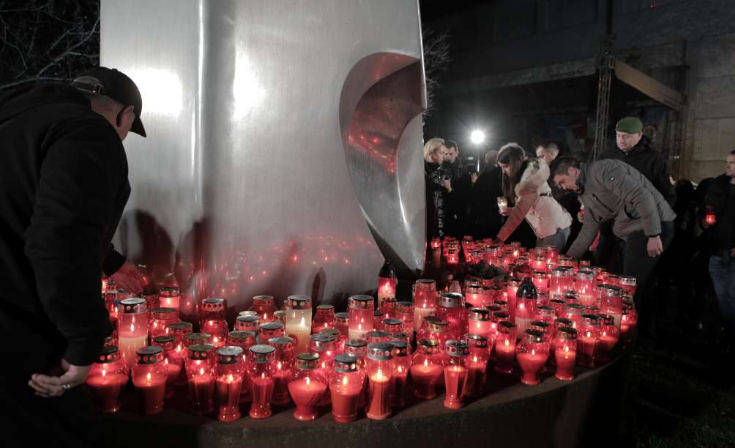 Molitva i paljenje svijeća u krugu vukovarske bolnice za žrtve agresije