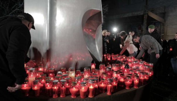 Molitva i paljenje svijeća u krugu vukovarske bolnice za žrtve agresije