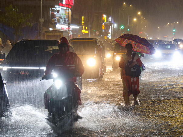 Monsun napravio haos u Indiji: Poginuli, gradovi pod vodom, saobraćaj u kolapsu