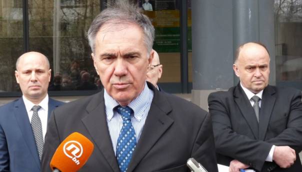 Moramo naći načina da sve pozitivne na koronu dovedemo u ustanove