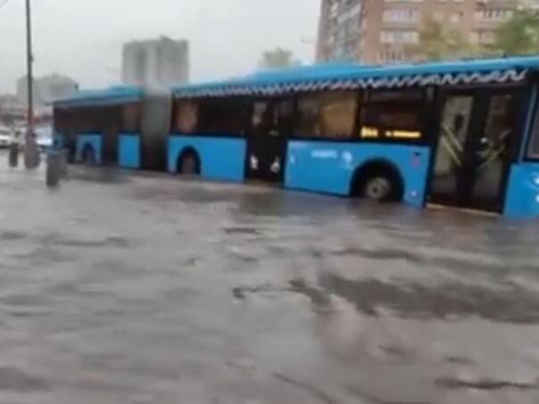 Moskva pod vodom: Oluja i obilna kiša pogodila glavni grad Rusije