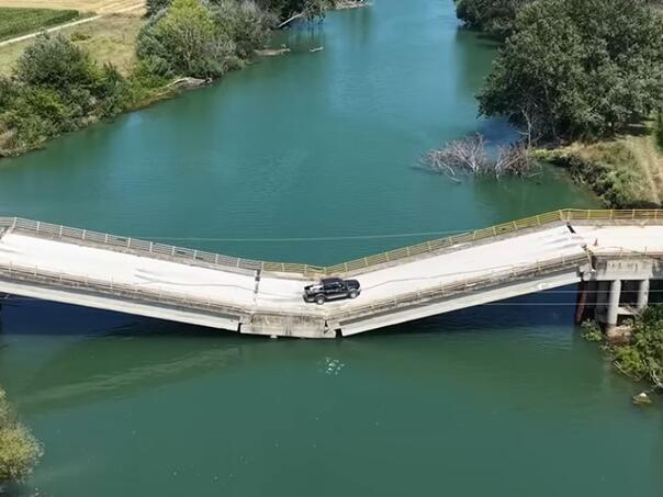 Most se raspada i visi nad rijekom, ali vozači i dalje prelaze