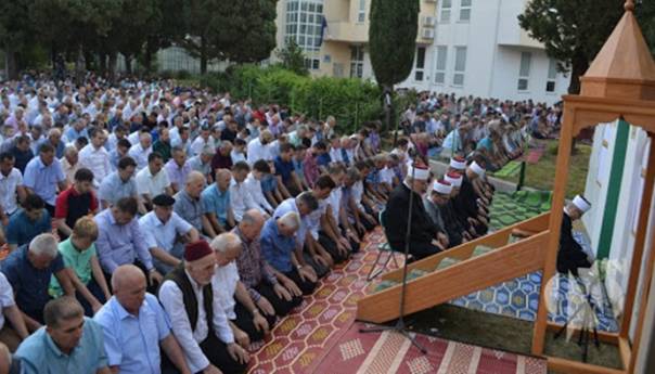 Mostar: Bajram namaz u svim džamijama, središnja svečanost u Sjevernom logoru