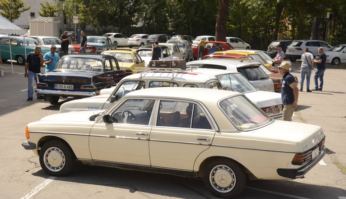 Mostar: Četrdesetak oldtimera izloženo na reviji u dvorištu Gradske vijećnice