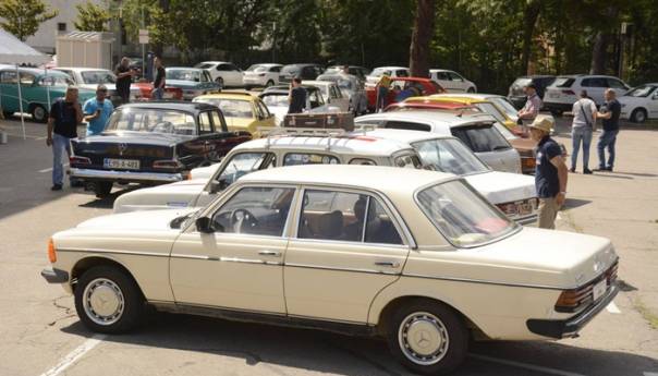 Mostar: Četrdesetak oldtimera izloženo na reviji u dvorištu Gradske vijećnice