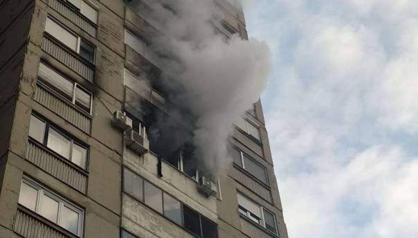 Mostar: Gori stan u zgradi Zvjezdara, brojni vatrogasci na terenu