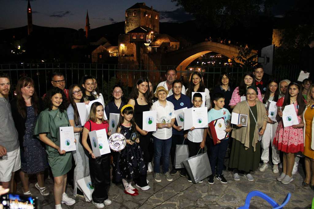 Mostar je bogatiji za pregršt mladih pjesnika i prijatelja
