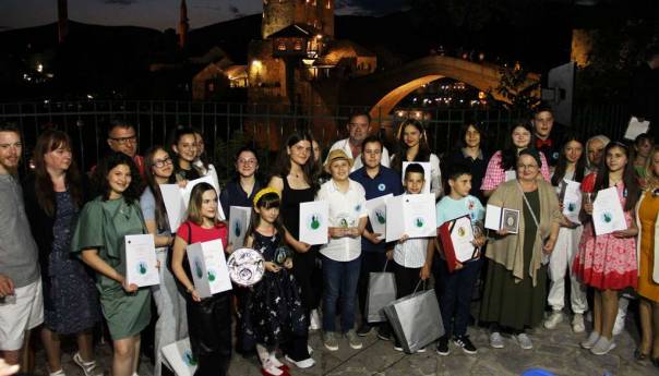 Mostar je bogatiji za pregršt mladih pjesnika i prijatelja