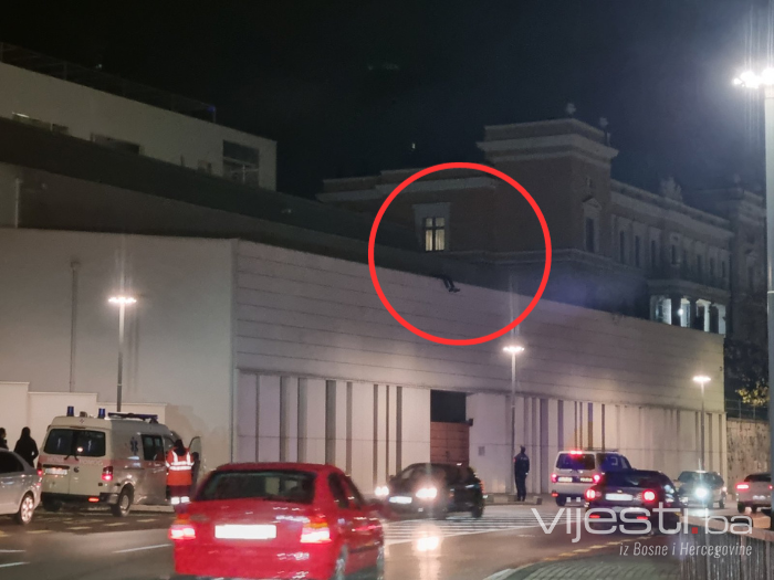 Drama u Mostaru: Muškarac prijeti samoubistvom kod biskupije