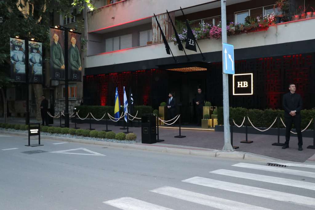 Mostar: Na 'The Hub of Fine Arts' nacrtan kukasti križ