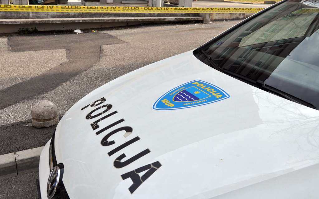 Mostar: Pijan sjekirom nasrnuo na policajce