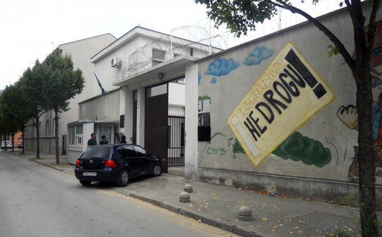 Mostar: Pritvorenik pokušao pobjeći iz zatvora pa pao s drveta