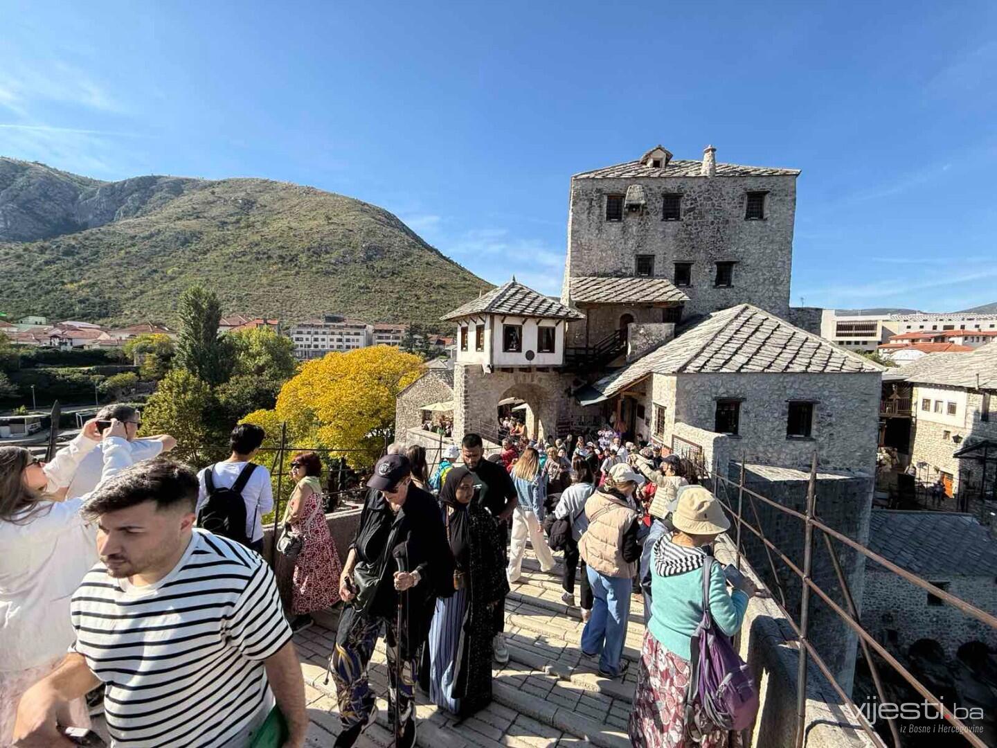 Mostar pun turista: Japanci, Nijemci, Britanci... dive se Starom mostu