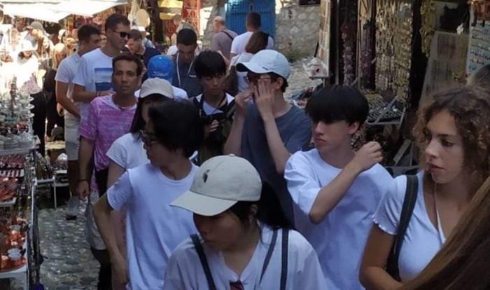 Mostar pun turista uoči skokova sa Starog mosta