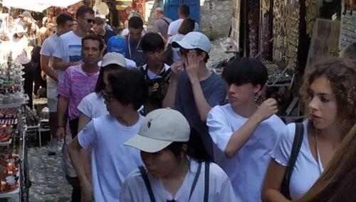 Mostar pun turista uoči skokova sa Starog mosta