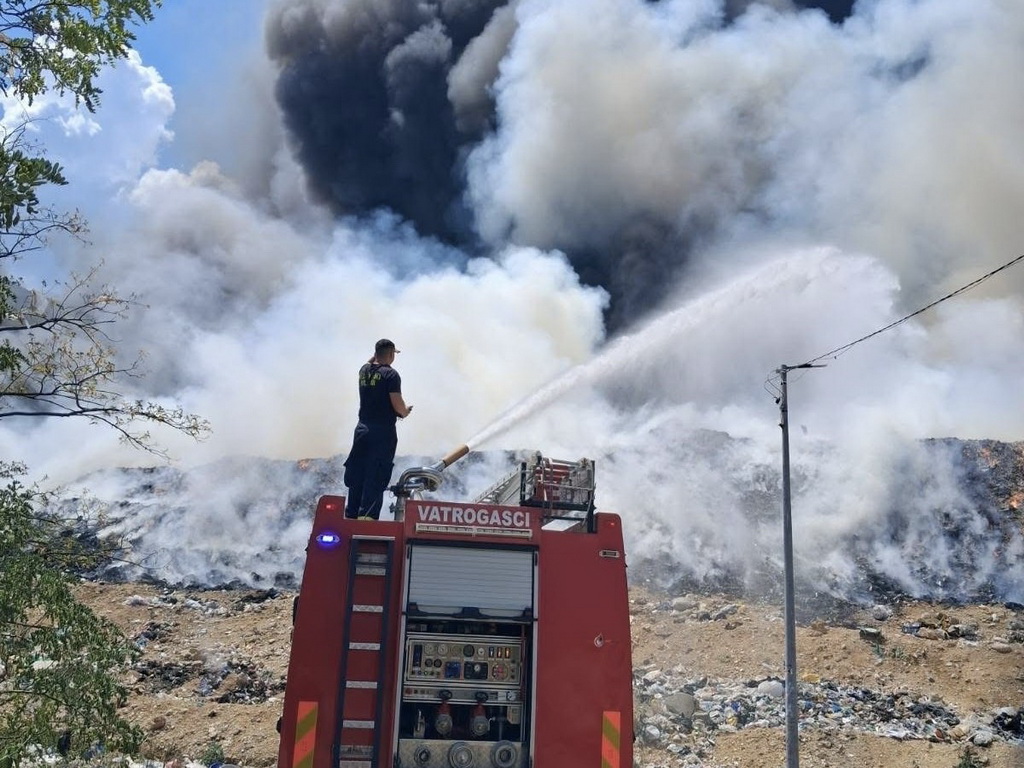Mostar u dimu: Požar na Uborku još nije ugašen