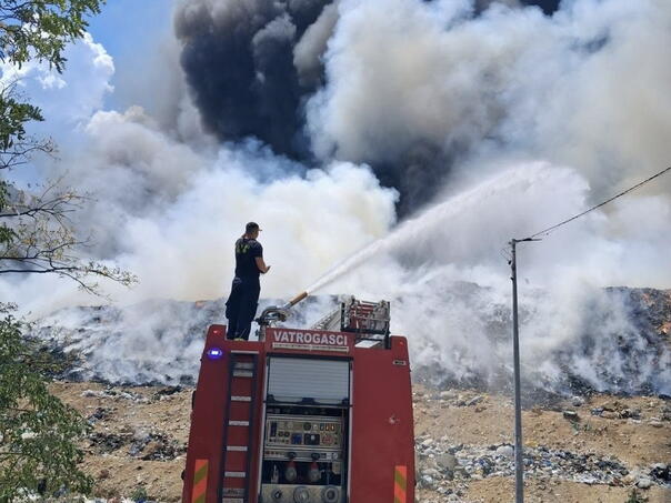 Mostar u dimu: Požar na Uborku još nije ugašen