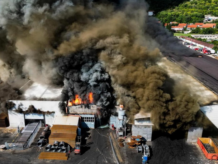 Mostar: U požaru potpuno izgorjela firma Ferro Keš