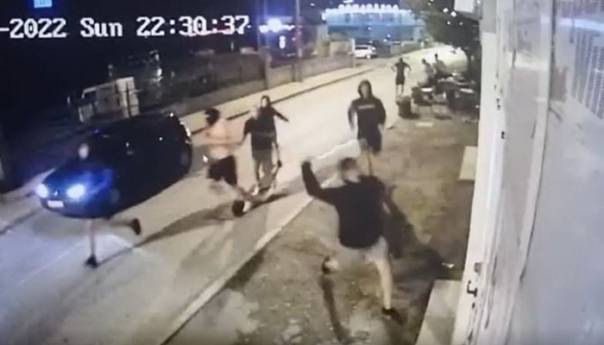 Mostar: Ultrasi polupali izlog kladionice i pretukli jednu osobu