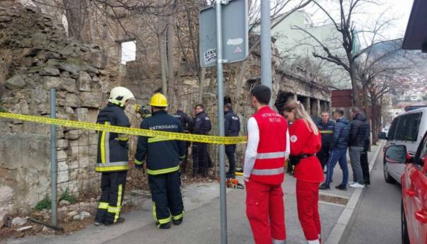 Mostar: Urušila se ruševna zgrada, na terenu vatrogasci i Hitna pomoć