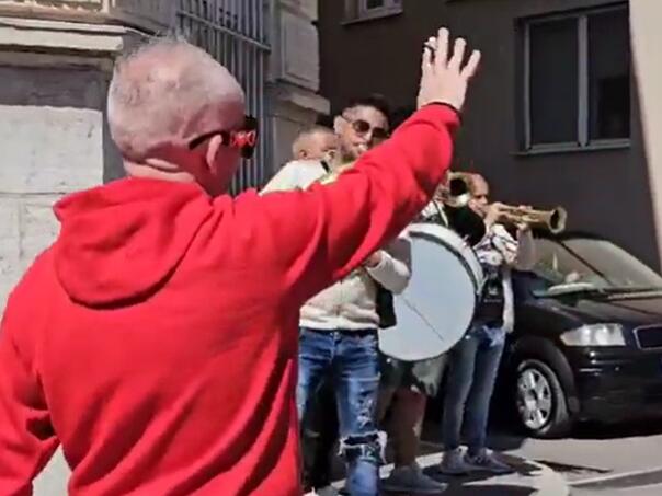 Mostarac proslavio razvod, doveo trubače da mu sviraju pred Sudom