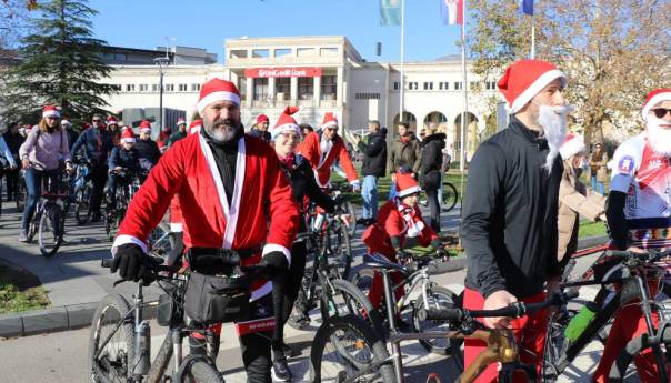 Mostarci odvozili 10. biciklijadu Djeda Mrazeva