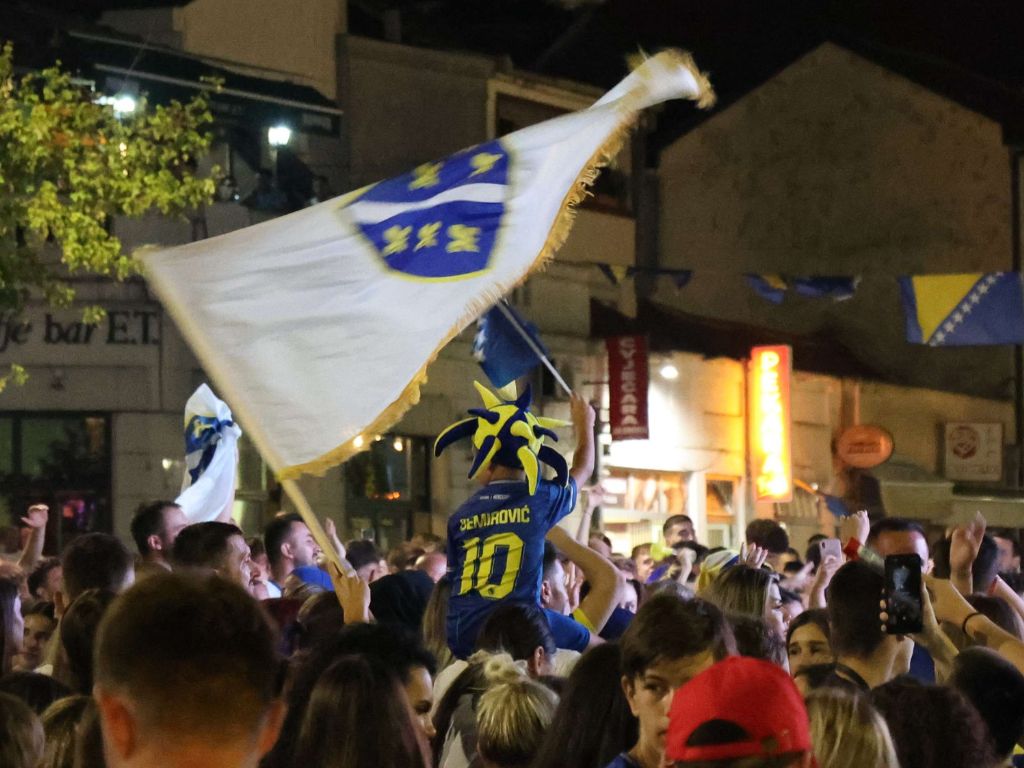 Mostarci pokazali kako se voli BiH: Trg Musala ispunjen